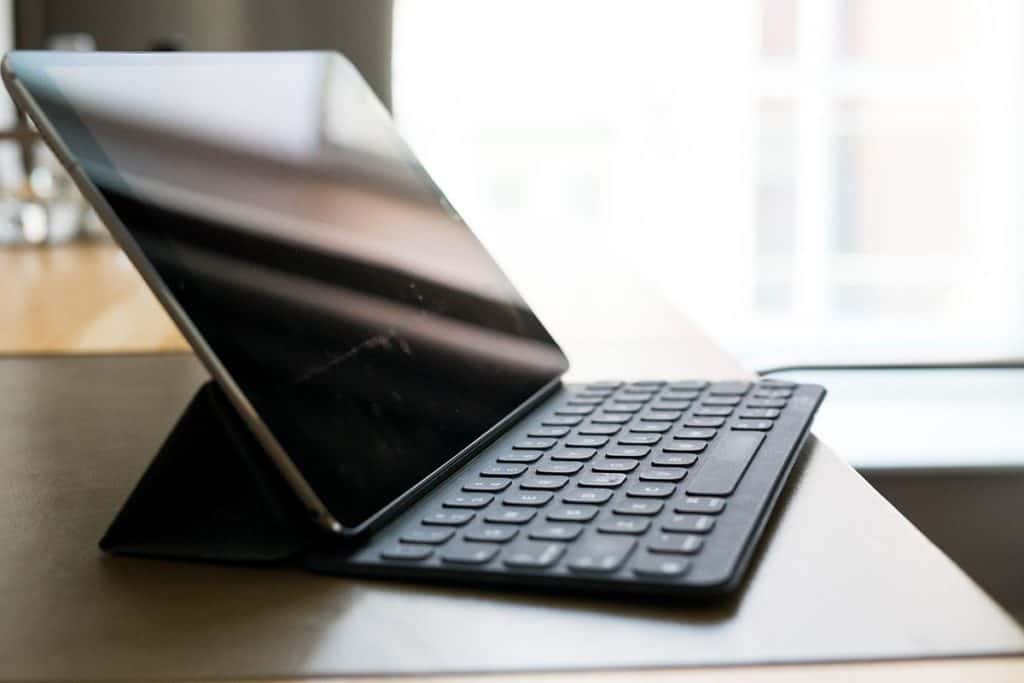 tablet-small-computer-with-keyboard-on-work-office-PTZ5B7C.jpg
