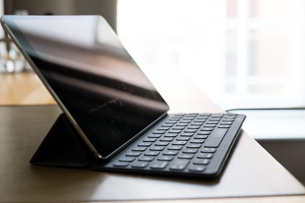 tablet-small-computer-with-keyboard-on-work-office-PTZ5B7C.jpg
