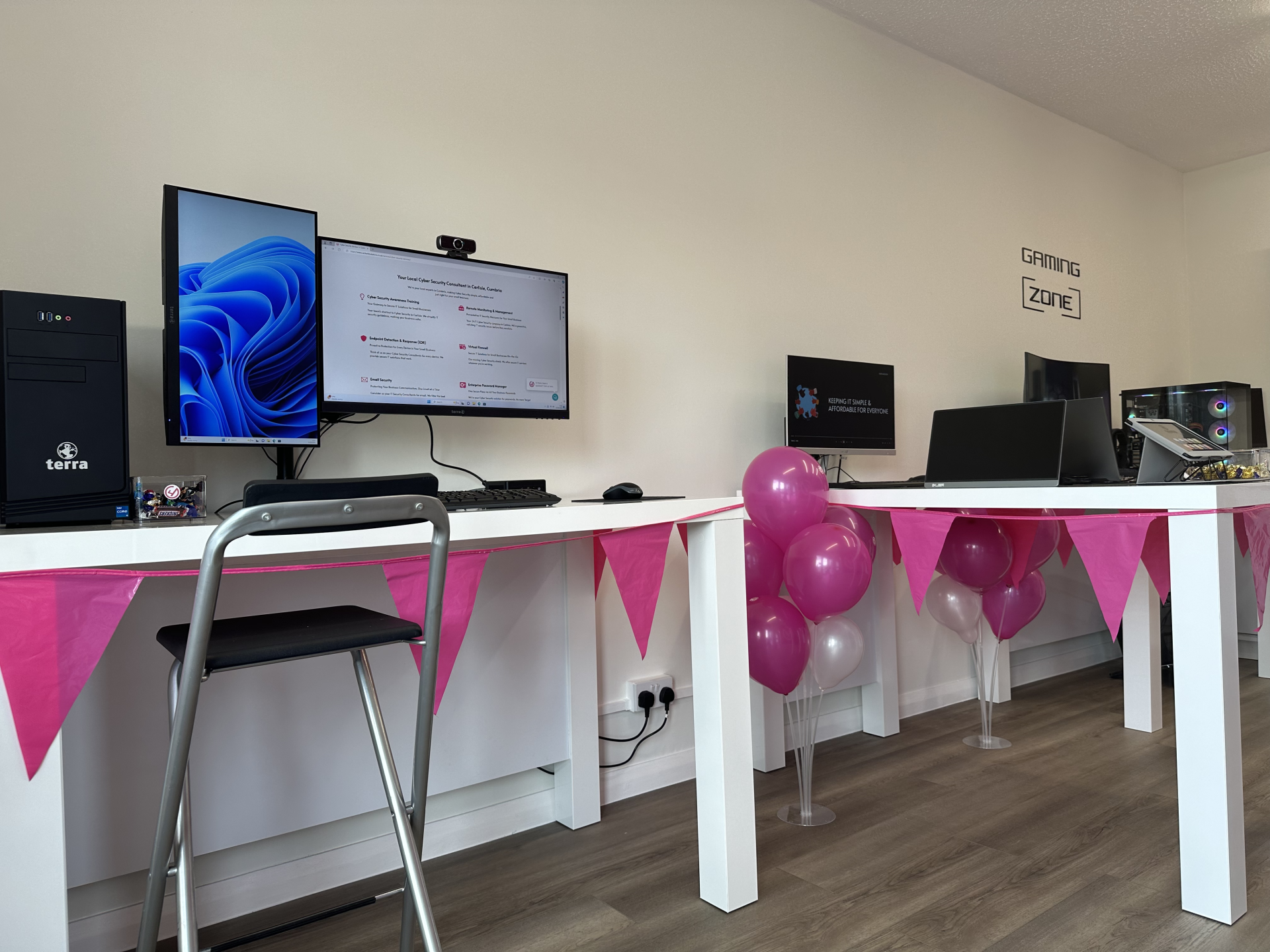 long range image of cache4 retail space with display